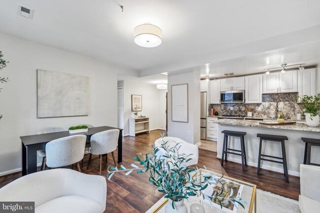 Building Photo - 1421 Columbia Rd NW Unit 303 Rental