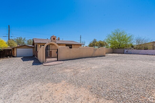 Building Photo - Spacious 4 bed 2 bath Rental