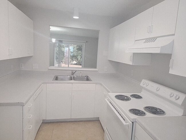 Photo - HAWTHORNE PARK GROUND LEVEL CONDO Unidad B