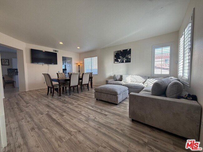 719 E Ave Q10