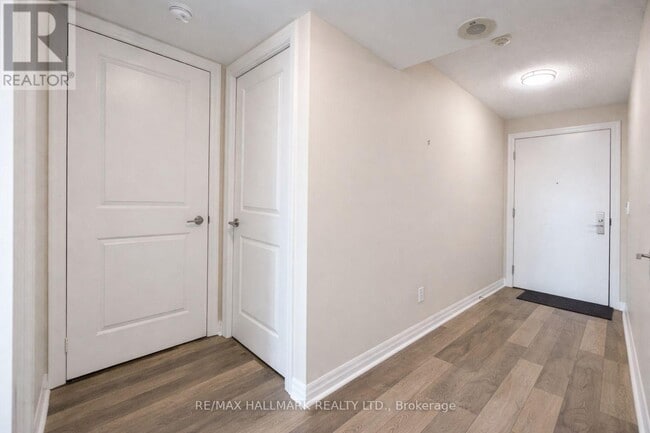 Photo - 2015 Sheppard Ave E Unité 1911