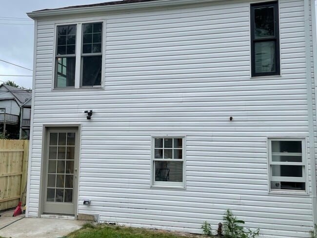 Building Photo - 8422 S Buffalo Ave