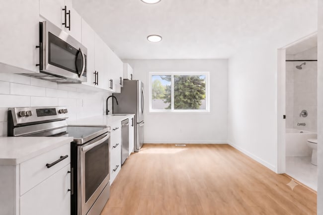 Building Photo - 12127-12193 93 St NW Unit GAR 12127