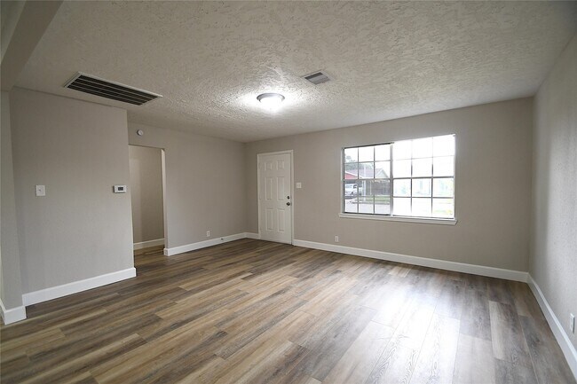 Photo - 8535 Tilgham St