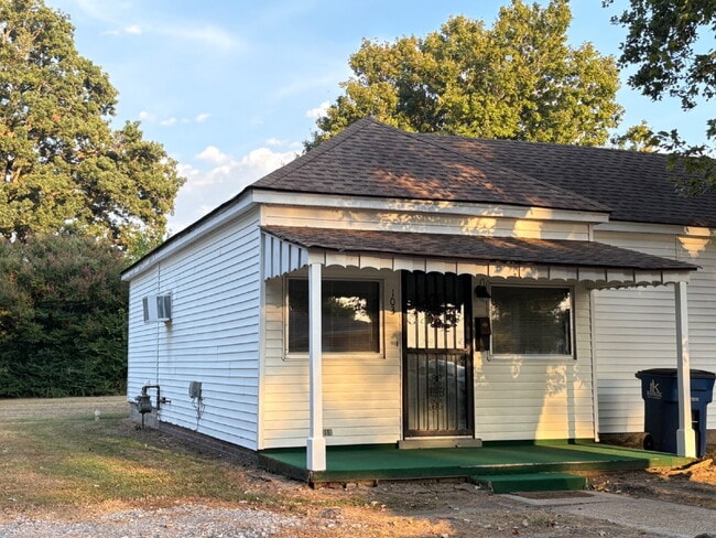 Building Photo - "Charming 1-Bedroom Duplex in Martin, TN -... Rental