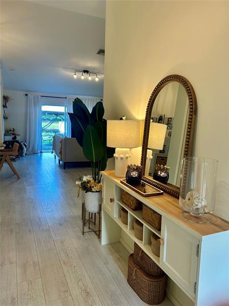 Photo - 1690 Zenith Way