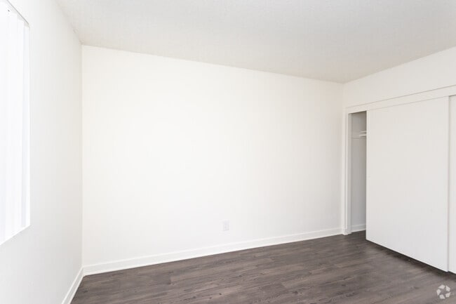 1BR, 1BA - 563SF - Bedroom