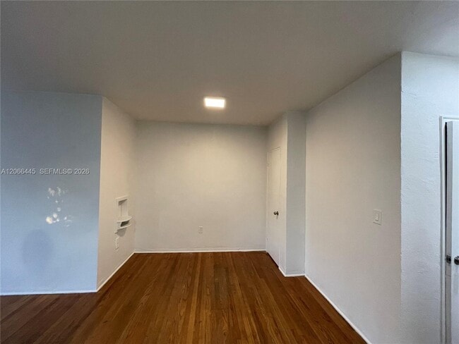 Building Photo - 1000 Biarritz Dr Unit 3