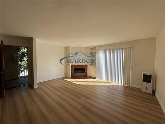 Photo - 961 W 1st St