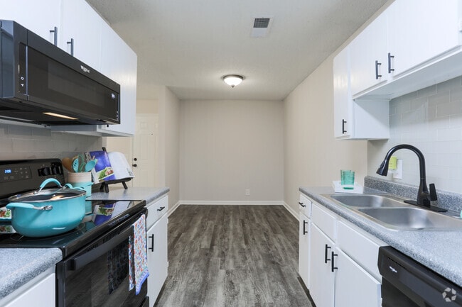 2BR, 2BA - 932 SF