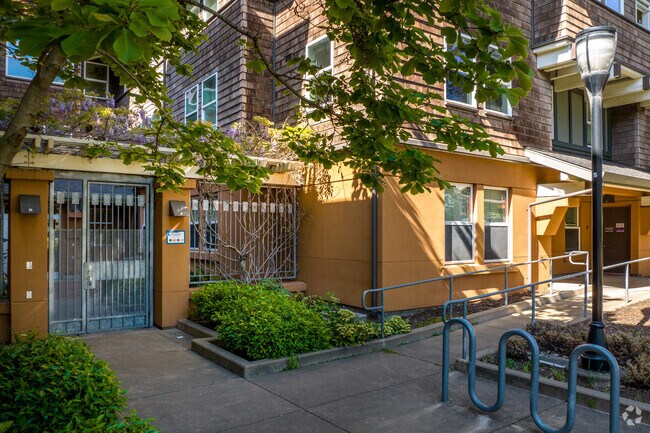 Entrada del edificio - Channing Bowditch