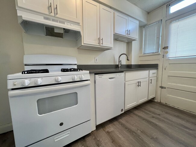 Building Photo - Beautiful 2BR Duplex in a Great Oakland Lo...