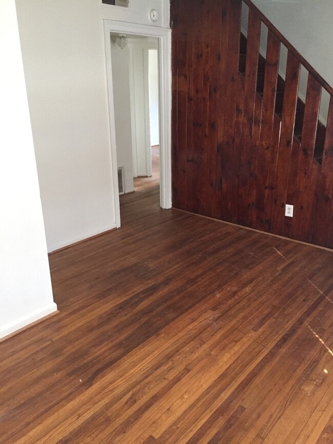 Photo - 1005 Nancy Ln SE