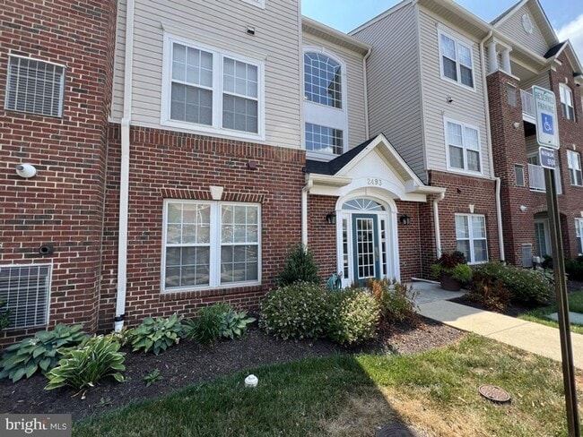 Building Photo - Beautiful 2 bedroom 2 baths condo in the gated community of Chestnut Point.