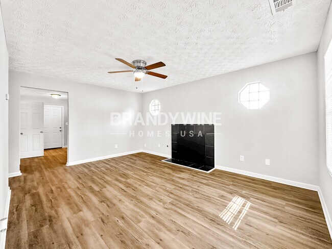 Photo - 606 Waynes Ct SE