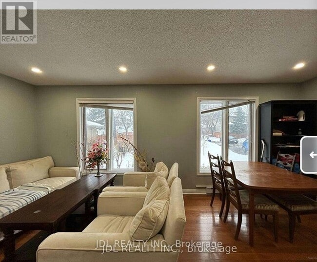 Photo - 110 Robinson St