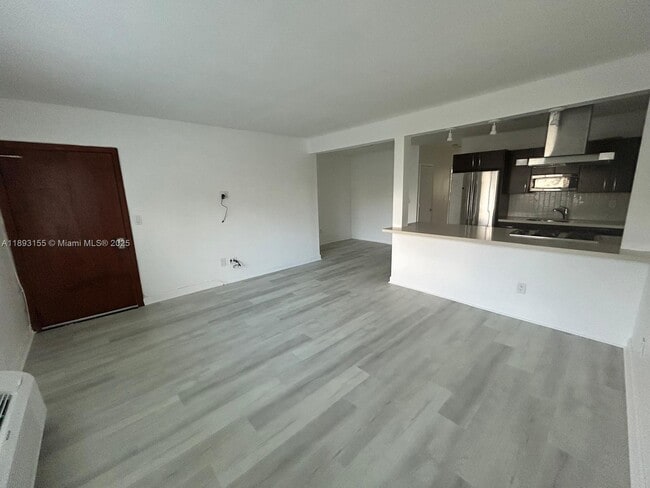 Building Photo - 7430 Carlyle Ave Unit 2