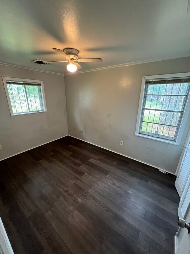 Photo - Clean 2 bedroom on  large corner lot!!