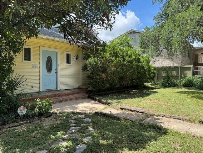 Photo - 601 W San Antonio St