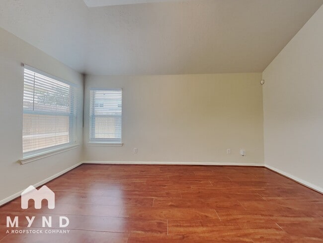 Photo - 807 Forest Star