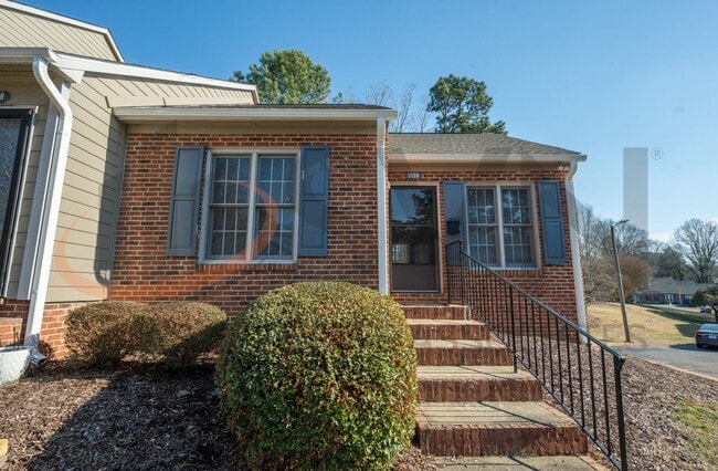 Building Photo - *OFFERING ONE MONTH FREE PROMOTION* 1 Bed / 1 Bath North Durham Townhome