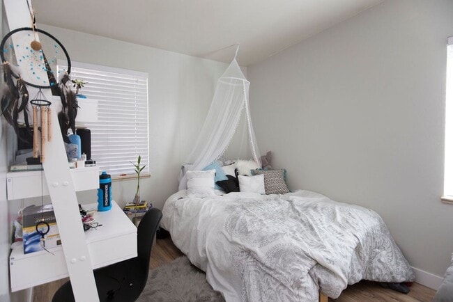 Photo - 3 Bedroom Great Location!