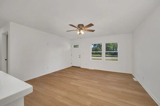 Photo - 403 W James St