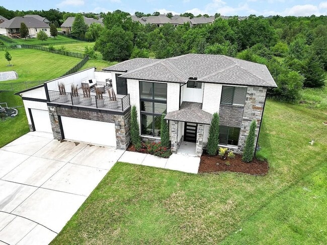 Building Photo - Single family home in southeast wichita. T...