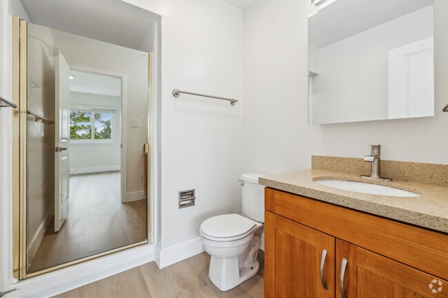2BR, 2BA - 905SF - Primary Bathroom