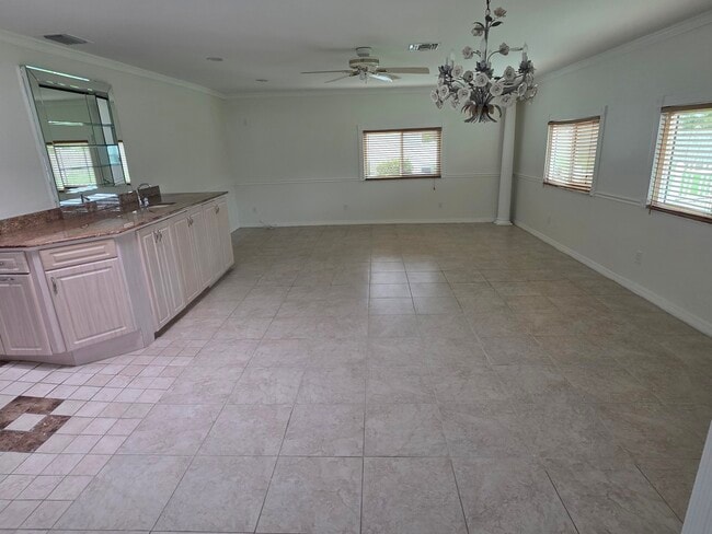 Photo - 1527 Tangerine St
