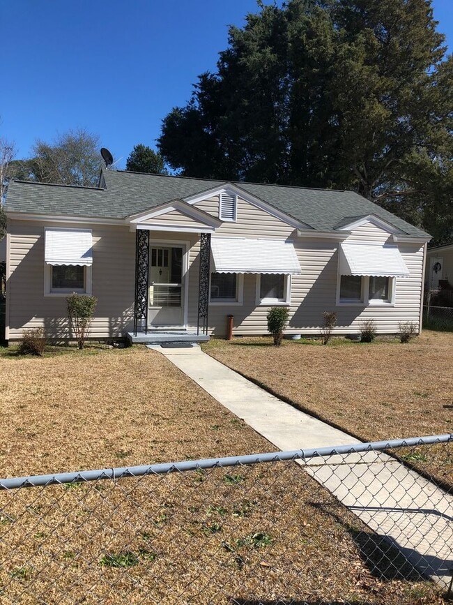 Building Photo - 2 Bedroom House off of Rosewood Available Now