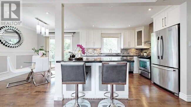 Photo - 256 Weighton Dr