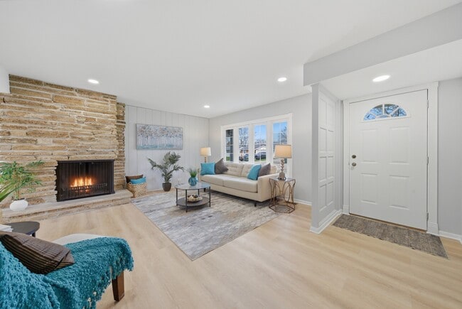 Photo - 593 Bristol Ln