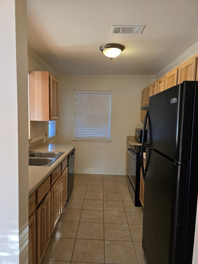 Kitchen - 100 Brodnax Dr