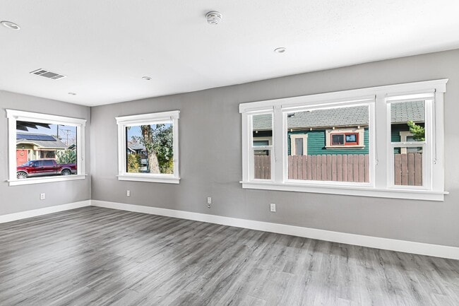 Photo - 2914 E 5th St Unidad 2914