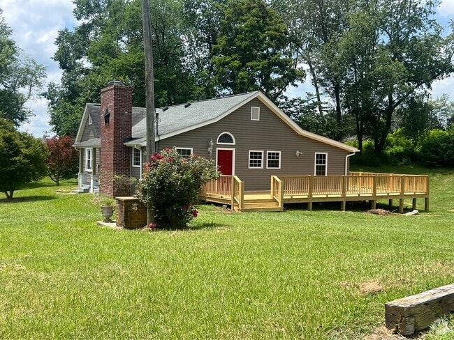 Building Photo - Very Nice 4 bedroom near Tri Cities Airpor... Rental