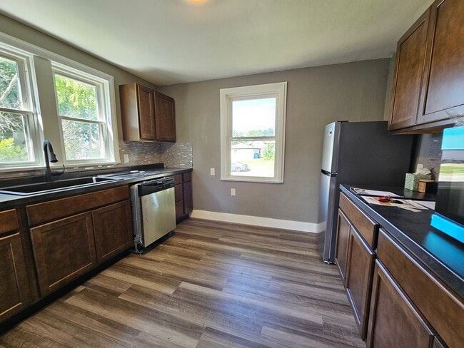 Building Photo - SW 3 Bedroom 1 bath, Newly updated, Large ... Rental