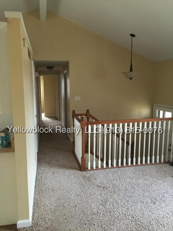 Photo - 9229 Main St