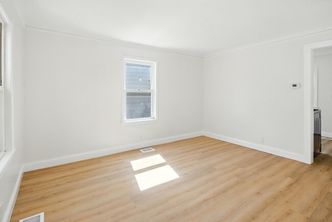 Photo - 429 W Bernhard Ave
