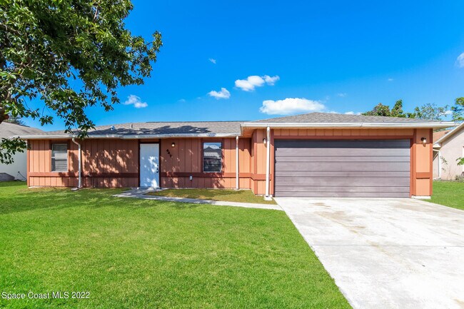 Photo - 647 Pampas St NW