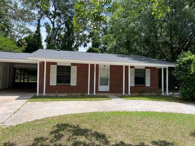 Building Photo - 3 Bed / 2 Bath Brick Home With Yard In Town