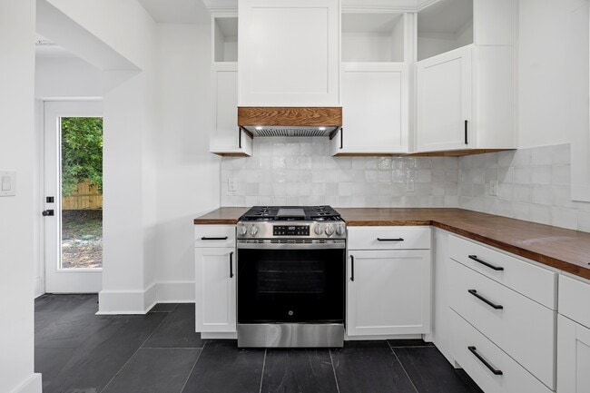 Photo - 721 W 47th St