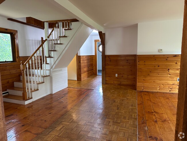 Building Photo - 26 Pleasant St Unit 2 Rental