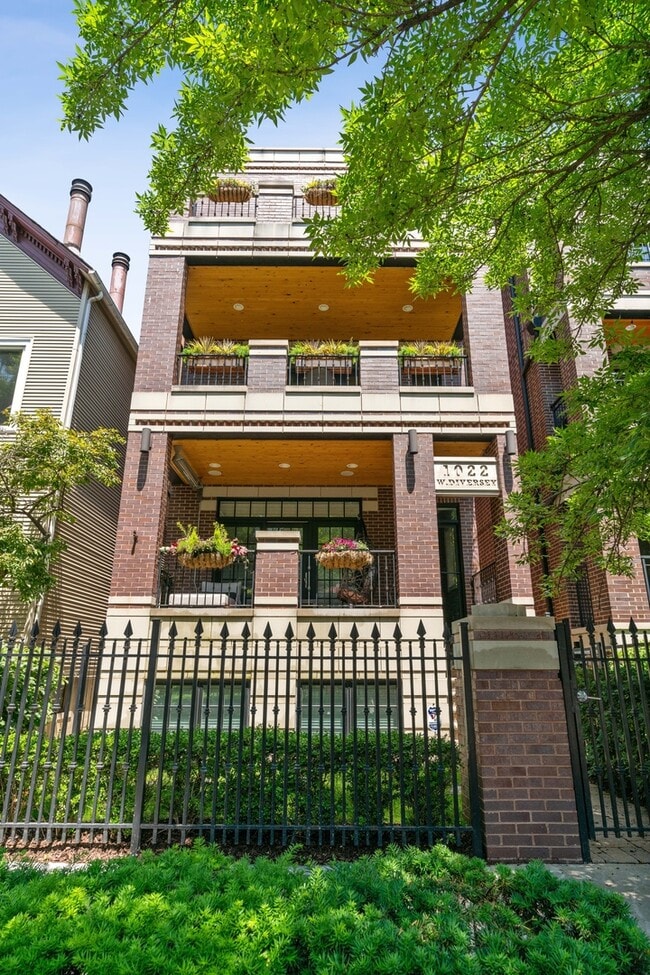 Photo - 1022 W Diversey Pkwy Condo Unit 3