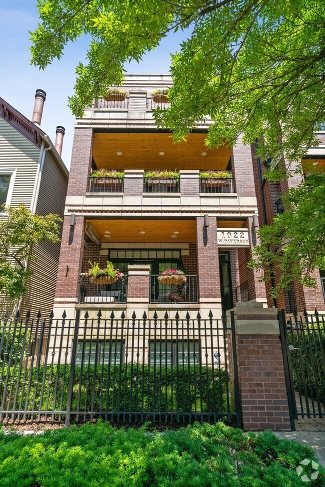 Building Photo - 1022 W Diversey Pkwy Unit 3 Rental