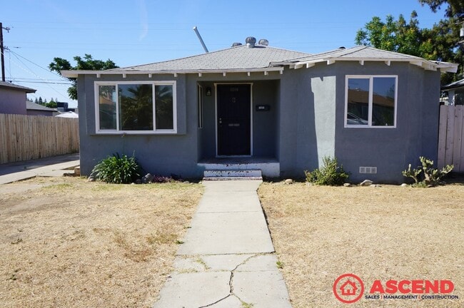 Building Photo - Spacious 3BD/1.5BA Home in Bakersfield's 93308 — Garage, Water Included & Small Pets Welcome!