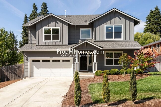 Building Photo - Luxury Four Bedroom Home in Milwaukie!