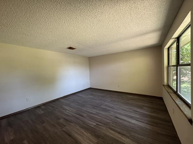 Photo - 512 Nimrod Rd