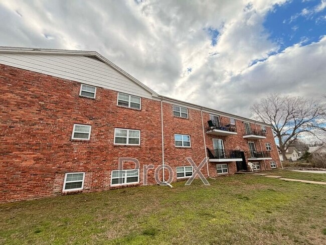 Building Photo - 124 E Highland Ave Unit Apt 2
