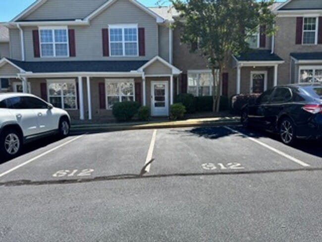 Building Photo - Wonderful townhome in Perfect Location